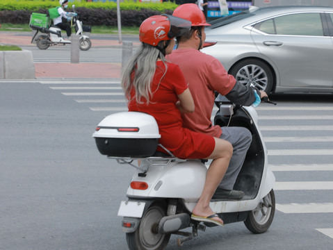 电瓶车驾驶证和摩托车驾驶证是一样吗