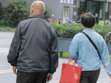 无视看管老人在场拿走财物如何定性？