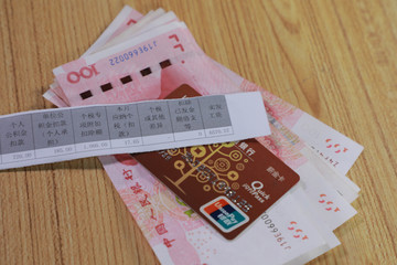 每月基本工资应该怎么算