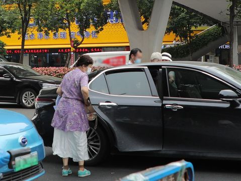 同车人错拿自理行李,司机不赔偿该如何解决