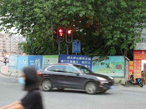 红灯停在人行道