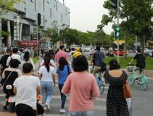 站斑马线算闯红灯吗