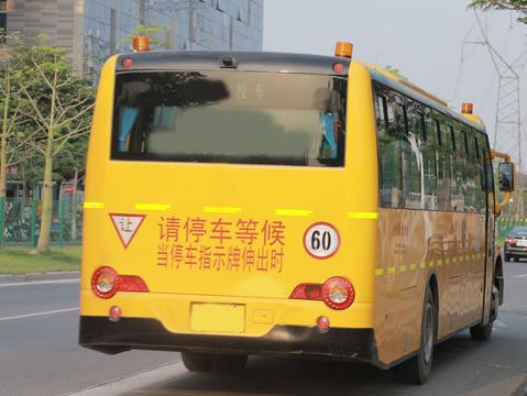 追尾校车