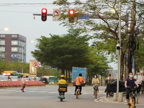闯红灯到路中间