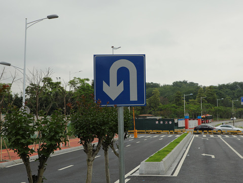 在沒有中心線或雙向單車道的路上,從前車右前方超車時發生的碰撞事故