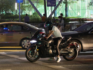 无证驾驶摩托车的处罚应如何处理