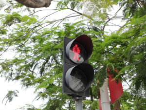 行人闯红灯被撞车辆需不需要承担责任赔偿