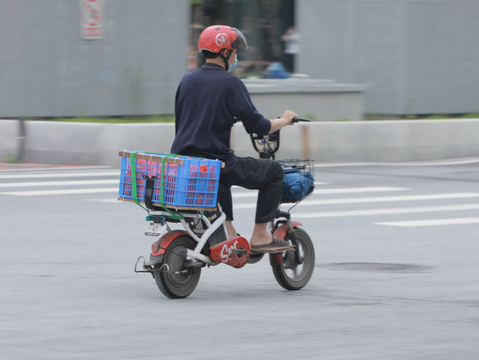 喝酒骑电瓶车