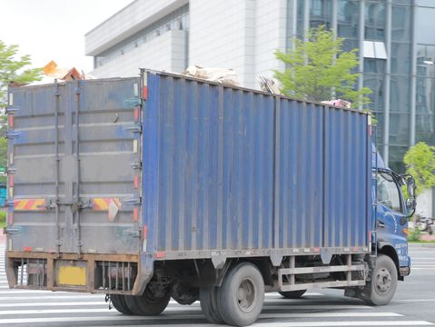普货车拉危险品