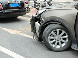 车被高空坠物砸了怎么报保险