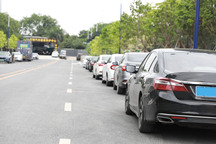 小区外围道路停车交警会贴罚单吗