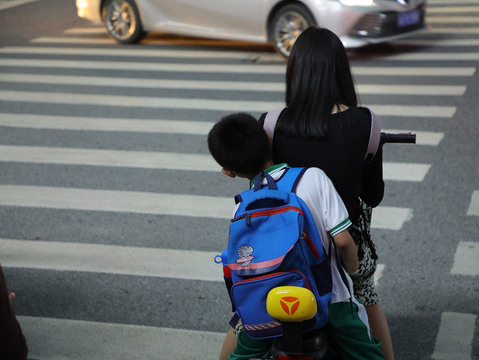 小孩骑车撞人大人怎么赔偿