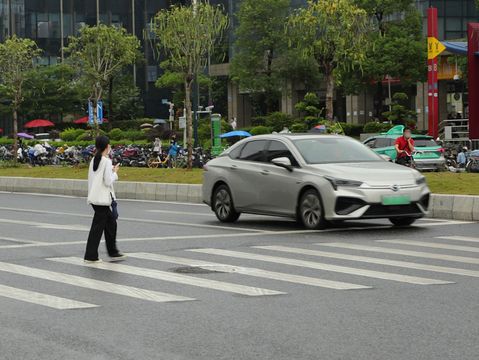 行人闯红灯算违法吗，闯红灯一般多久可以查出来？