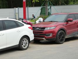 不小心刮了车，对方坚持换杠怎么办