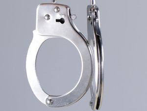 涉嫌抢劫罪的人是否可以被允许取保候审