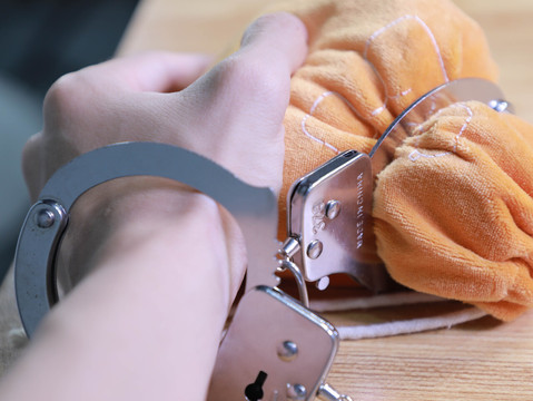 缓刑期间又被刑事拘留就要收监吗