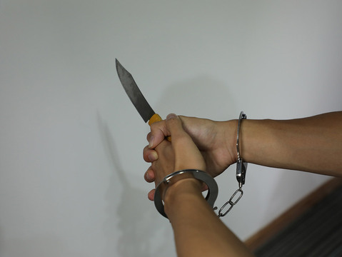 男子当街持刀伤妻，故意伤害罪要判多少年