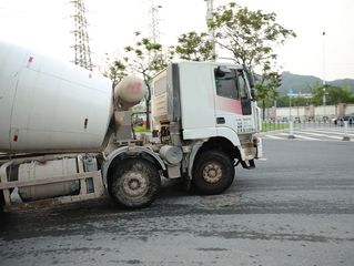 道路施工未完致碰撞，责任怎么判定