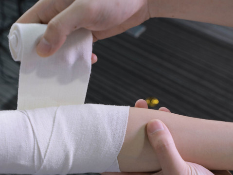 孩子在幼儿园受伤了缝针了怎么赔偿有保险