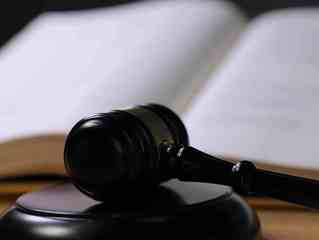 对方肇事逃逸车子被扣在交警大队他不处理能拿到车吗