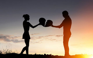 婚姻登记后是否必须将户口迁到对方家庭