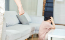 女方婚内出轨男方家暴想离婚要怎么处理