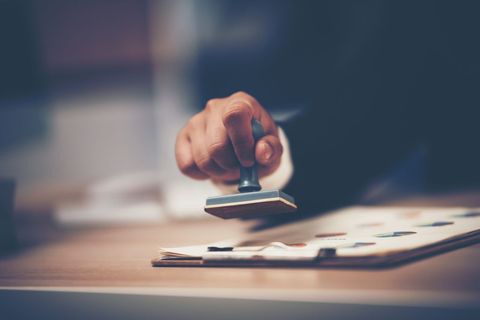 伪造金融机构批准文件罪