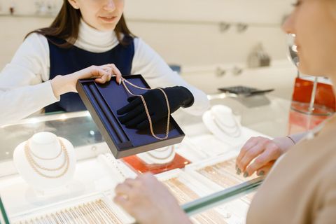 19岁女孩持美工刀抢金店,抢劫罪怎么量刑