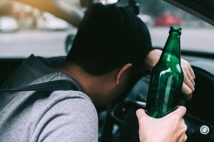 非机动车违反交通规则被撞谁的责任，违反交通规则会怎样
