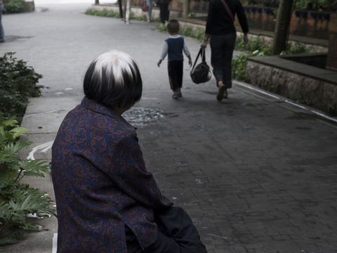子女不赡养老人会有什么法律责任能牵连到孩子么