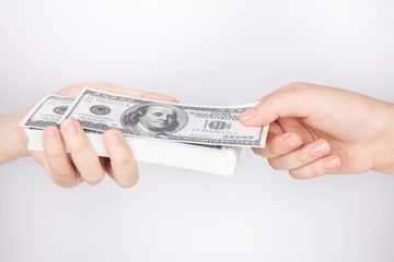 夫妻俩一方借钱另一方不知借人找不知的要钱要怎么办