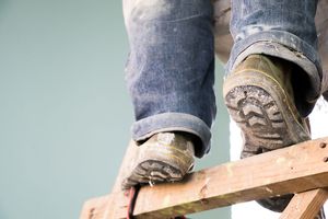 空调安装受伤应由谁承担责任