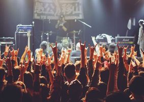 客人在酒吧摔下舞台，责任怎么分