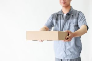快递公司失误送错快递谁应该承担责任