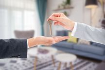 租房到期续签合同需要收中介费吗