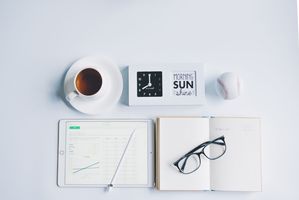 离职当月出勤10天是否交社保
