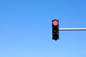 电瓶车闯红灯撞大货车谁的责任