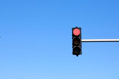 闯红灯造成交通事故责任谁承担