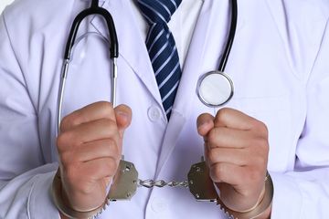 精神病人家属不管犯法吗