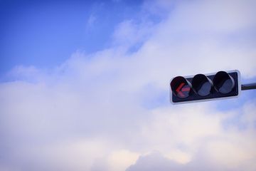 电瓶车闯黄灯撞到汽车了谁的责任