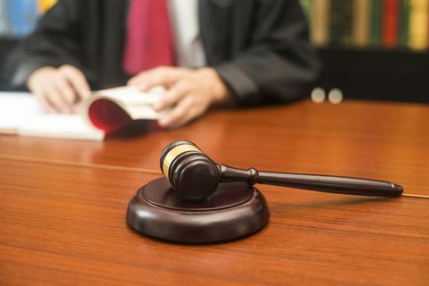 判刑职员劳动合同会自动解除吗
