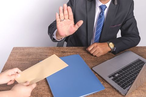 公司诈骗职员辞职了还追究责任吗