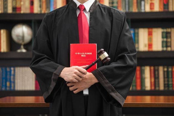 哪些人可以委托辩护人