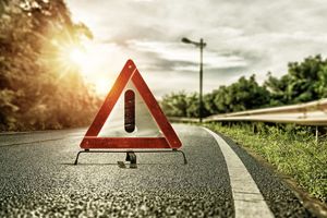 高速上停在应急车道小便就走违法吗