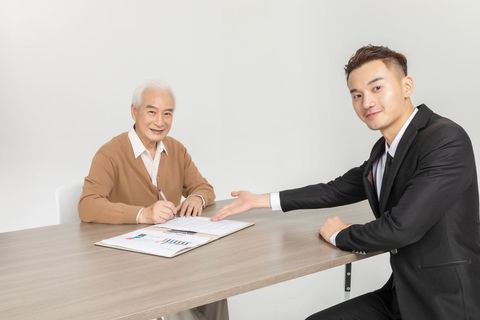 公司雇佣年龄超５０的人不用交社保吗
