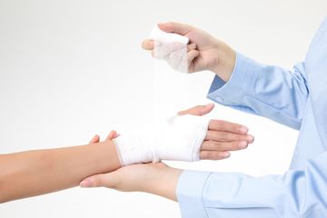 工厂工作期间受伤，意外险外，工厂应否支付误工费