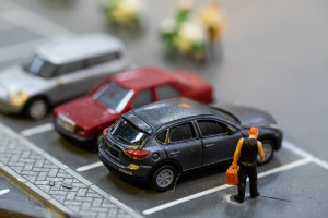 违规停车导致的车辆碰撞责任该如何界定