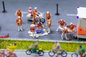 员工骑电动车摔伤是不是属工伤保险范围