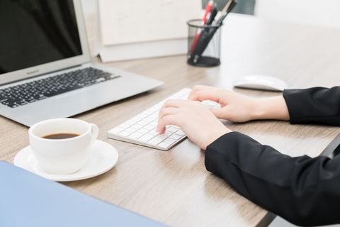 网上发帖诋毁企业是否应承担责任