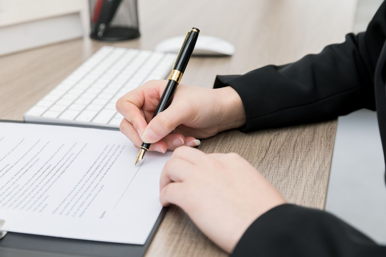 合同签字潦草但有指纹有效吗